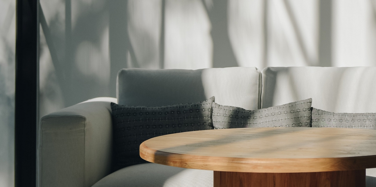 Как красиво повесить фотографии на стену: современные решения