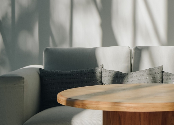 Как красиво повесить фотографии на стену: современные решения