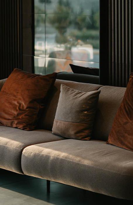 МЕЖДУ ПОЛОМ И ПОТОЛКОМ